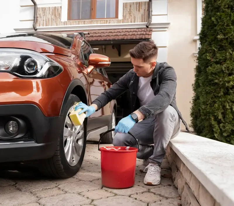 Lavage auto à domicile Pageas : professionnel intervenant sur un véhicule